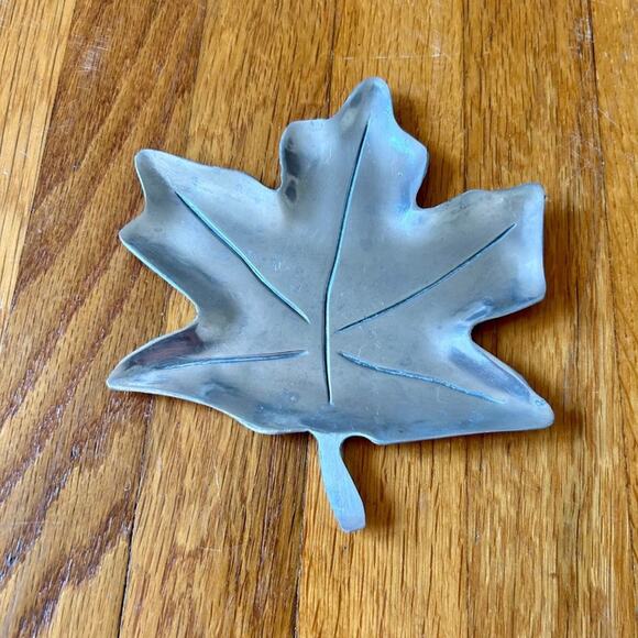 Vintage Canadian Maple Leaf Small Catch-All Trinket Dish - Picture 3 of 6